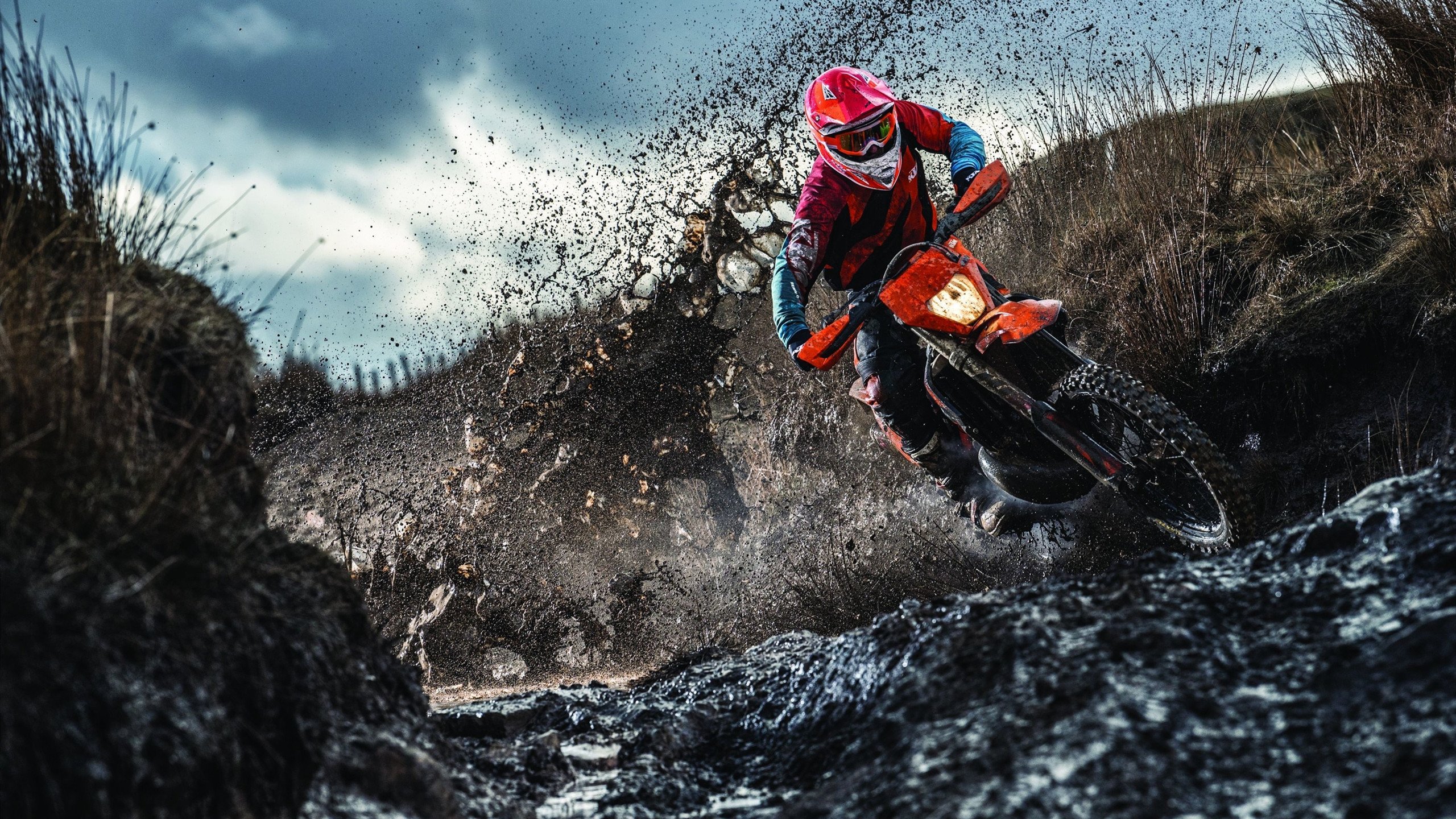 塞维利亚通过边路起球制造射门机会，塞维利亚队套